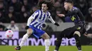 Pemain Brighton, Marc Cucurella (kiri) berduel memperebutkan bola dengan pemain Tottenham Harvey White pada pertandingan lanjutan Liga Inggris di stadion Falmer di Brighton, Inggris, Kamis (17/3/2022). Tottenham menang atas Brighton 2-0. (AP Photo/Matt Dunham)