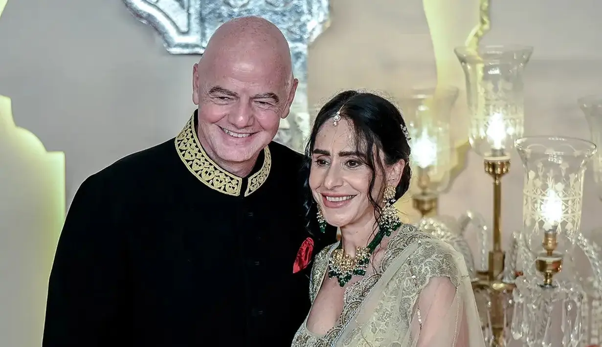 Gianni Infantino adalah Presiden FIFA, terlihat menghadiri pernikahan Anant Ambani dan Radhika Merchant bersama sang istri, Leena Al Ashqar. [Foto: Document/businessinsider]