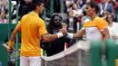Novak Djokovic (kiri) dan Rafael Nadal (kanan) bersalaman usai bertanding keras di semifinal Monte Carlo Masters  (REUTERS/Jean-Paul Pelissier) 
