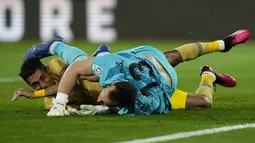 Penyerang Barcelona Raphinha bertubrukan dengan kiper Almeria Fernando pada pekan ke-23 Liga Spanyol di Power Horse Stadium, Senin dini hari WIB (27/2/2023). Kemenangan ini mengantarkan Almeria keluar dari zona degradasi ke posisi 15 dengan koleksi 25 poin. (AP Photo/Jose Breton)