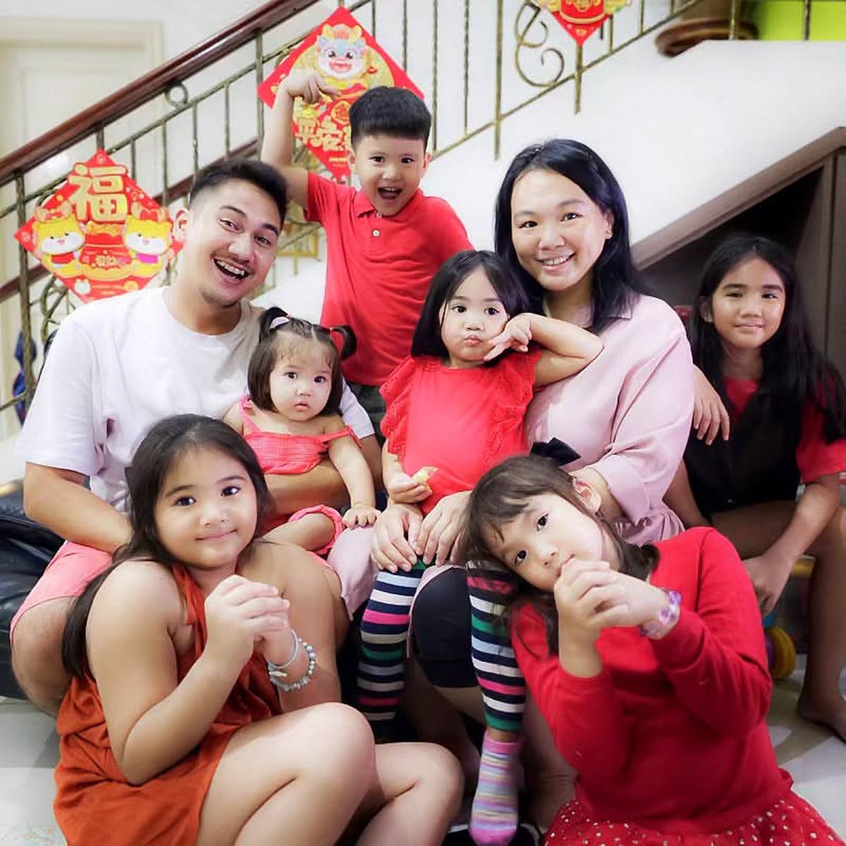 Jarang Tersorot, Ini Potret Keluarga Rama Michael dengan 6 Anak yang Selalu Hangat