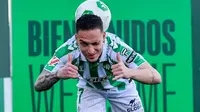 Pemain baru Real Betis asal Brasil Antony Santos berpose saat presentasinya di Ciudad Deportivo Luis del Sol di Seville pada 5 Februari 2025. (CRISTINA QUICLER/AFP)