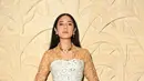Dian Sastrowardoyo tampil apik dengan kebaya modern lengan coklat semi transparan berbordir dengan aksen bustier warna putih kehijauan dipadukan bawahan kain batik. Serta aksesori gold kalung dan anting-antingnya. [@therealdisastr]