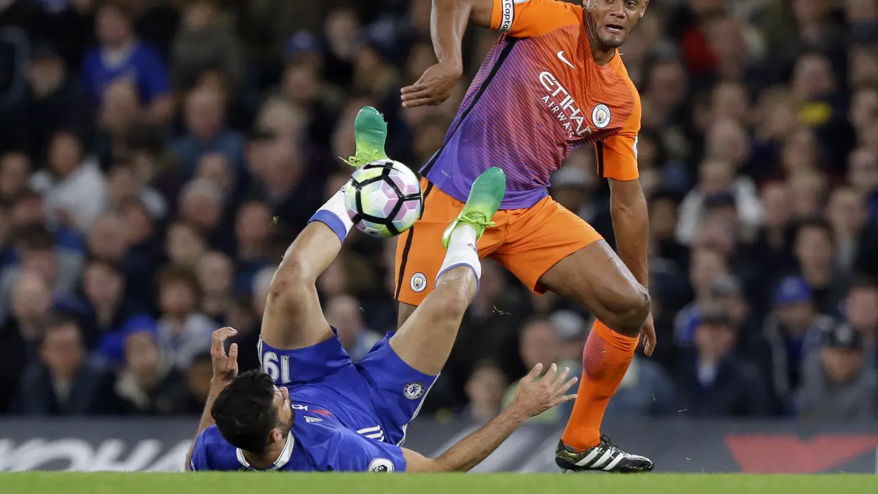 Penyerang Chelsea Diego Costa (bawah) dituduh sengaja menendang bek Manchester City Vincent Kompany pada laga di Stamford Bridge, Kamis (6/4/2017) dinihari WIB. 