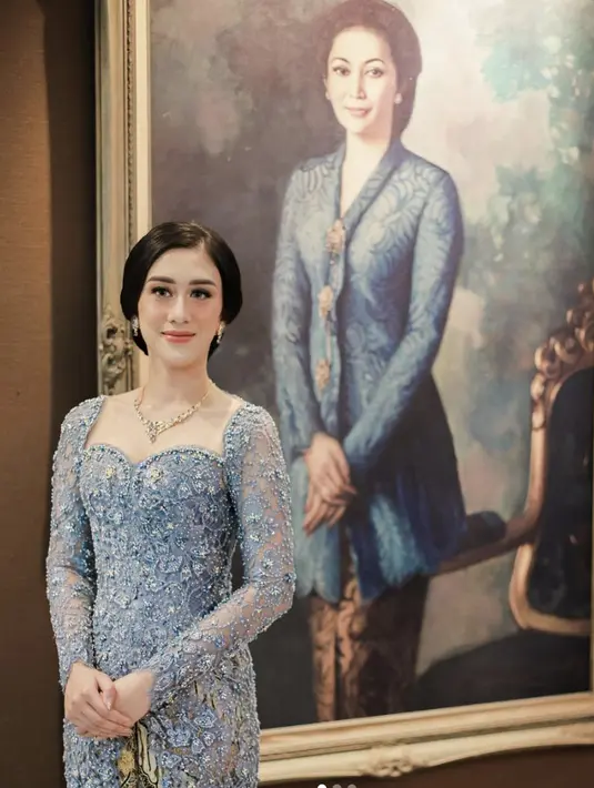 <p>Dalam balutan kebaya bernuansa biru muda, aksi payet yang tersematkan di seluruh permukaan kebaya berhasil membuat gaya kian glamor. [Foto: Instagram/ Kusumaputeri]</p>
