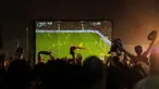 Ratusan pecinta Liga Primer Inggris bersorak gembira saat acara nonton bareng laga Manchester United vs Liverpool di Tanah Kusir, Jakarta (14/12/2014). (Liputan6.com/Helmi Fithriansyah))