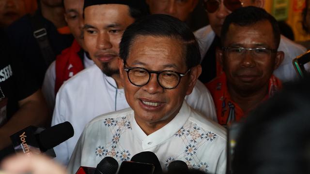 Calon Gubernur Jakarta nomor urut 3, Pramono Anung, menyapa warga Kampung Tanah Merah, Jakarta Utara, Rabu (30/10/2024). (Foto: Tim Pramono Anung)