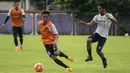 Kapten Bali United, Fadil Sausu, menggiring bola saat latihan jelang laga Piala Presiden 2017 melawan Barito Putera di Lapangan Banteng, Bali, Kamis (16/2/2017). (Bola.com/Vitalis Yogi Trisna)
