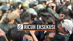 Pembongkaran rumah di kawasan Jakasampurna Bekasi hari Kamis (25/7) berakhir ricuh. Warga menolak ratusan rumahnya dibongkar petugas satpol PP.