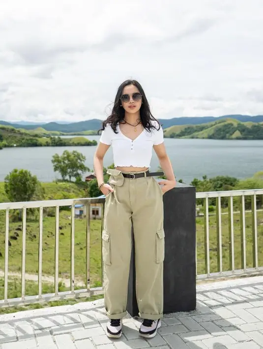 Selain dikenal dengan parasnya yang cantik, ia juga punya selera fashion yang bagus. Seperti potret ini, Lyodra tampil stylish dengan gaya kasual yang kece. (Instagram/lyodraofficial).