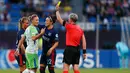 Wasit Jana Adamkova memberikan kartu kuning kepada pemain Wolfsburg dalam pertandingan final Liga Champions Wanita antara Lyon dan Wolfsburg di Stadion Valeriy Lobanovskiy, Kiev, Ukraina, Kamis (24/5). (AP Photo/Efrem Lukatsky)