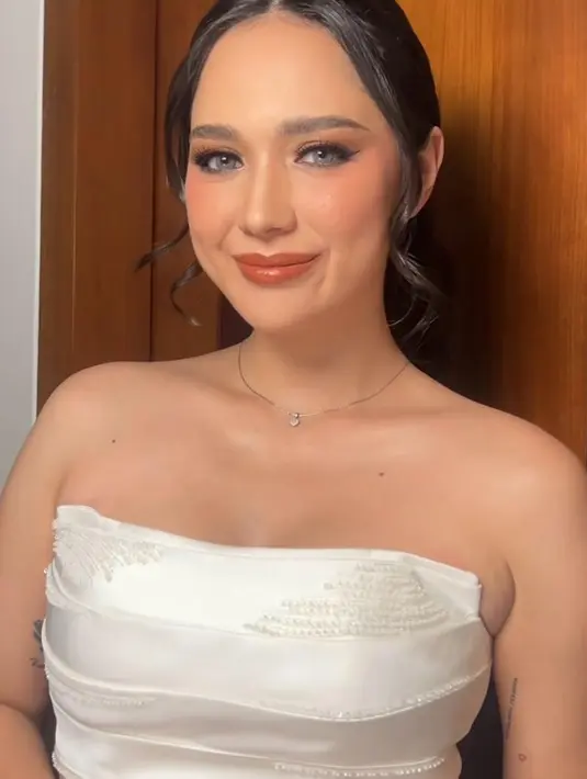 Raquel tampak konsisten dengan looknya yang clean dan minimalis dengan menambahkan simple pendant necklace sebagai aksesori.  [@loka.mata]