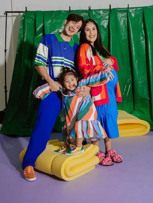 Tak mau kalah dari orangtuanya, Kalea juga asyik berpose kece dalam balutan dress warna-warni. (Instagram/gyaps).