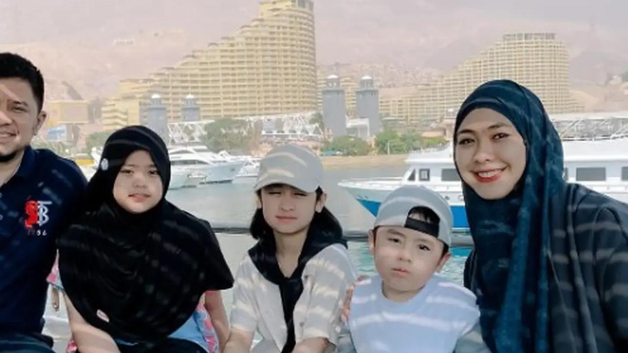 Potret Momen Liburan Oki Setiana Dewi Bersama Anak di Kairo, Penuh Kehangatan