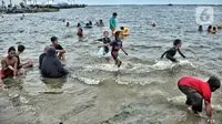 Wisatawan memadati Pantai Ancol saat mengisi libur Natal, Jakarta, Minggu (25/12/2022). Kepala Komunikasi PT Pembangunan Jaya Ancol Ariyadi Eko Nugroho mengungkapkan per hari ini jumlah wisatawan di Taman Impian Jaya Ancol tembus 40.000, angka tersebut meningkat dua kali lipat dibanding libur hari biasa maupun Natal tahun 2021. (merdeka.com/Iqbal S. Nugroho)