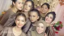 Sabrina Luna dan Febby Rastanty tampil menjadi bridesmaid dengan mengenakan dress warna coklat yang dihiasi dengan beads. [@philophotoboothid]