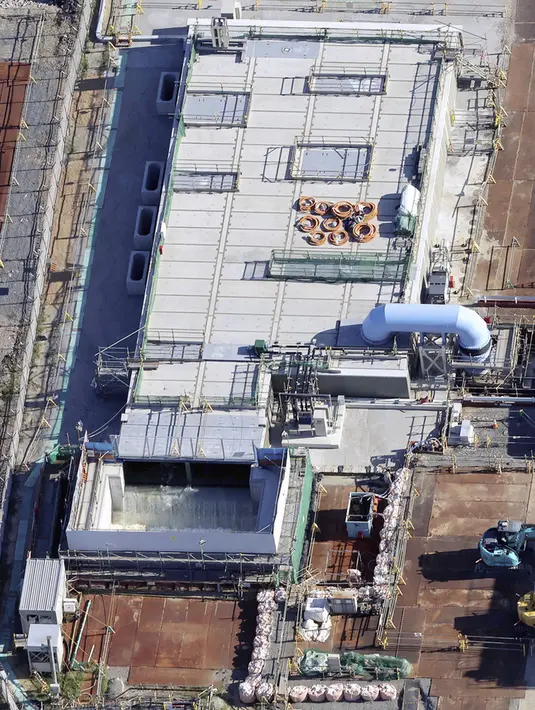Pembuangan limbah dari PLTN Fukushima Daiichi yang terdampak bencana gempa pada 12 tahun lalu tersebut dianggap aman oleh Badan Energi Atom Internasional (IAEA). (Kyodo News via AP)
