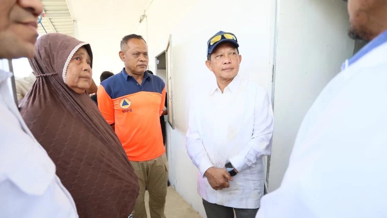 Kasatgas PRR Pascabencana Wilayah Sumatera Tito Karnavian bersama Mensos Saifullah Yusuf dan Wagub Aceh Fadhlullah meninjau Huntara Kabupaten Pidie Jaya