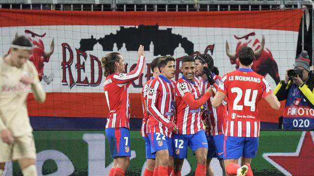 Pemain Atletico Madrid, Antoine Griezmann (kiri) merayakan gol bersama pemain Los Rojiblancos saat melawan FC Salzburg. (c) AP Photo/Matthias Schrader