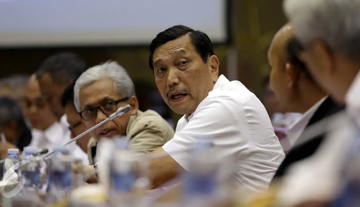 Menko Kemaritiman sekaligus Plt Menteri ESDM, Luhut Binsar Panjaitan menghadiri rapat kerja dengan Komisi VII DPR, di Senayan, Jakarta, Kamis (1/9). Raker membahas RAPBN 2017 serta kebijakan yang telah dibuat Arcandra Tahar. (Liputan6.com/Johan Tallo)