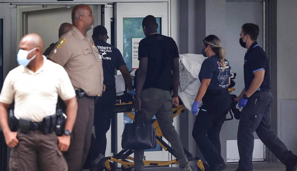 Martine Moise, ibu negara Haiti, tiba Jackson Health System's Ryder Trauma Center, untuk perawatan, di Miami, Rabu (7/7/2021). Presiden Haiti Jovenel Moise dibunuh dan istrinya terluka dalam aksi penyerangan di kediaman pribadinya pada Rabu dini hari. (Carl Juste/Miami Herald via AP)
