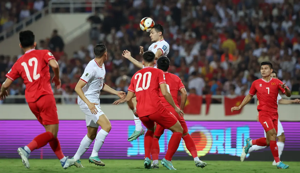 <p>Pemain Timnas Indonesia, Jutin Hubner (tengah atas) mengontrol bola pada laga Grup F Kualifikasi Piala Dunia 2026 melawan Vietnam di My Dinh Stadium, Vietnam, Selasa (26/03/2024). (Dok.PSSI)</p>
