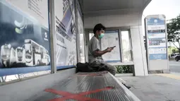Warga duduk menunggu bus di dekat fasilitas cuci tangan di kawasan Sudirman, Jakarta, Selasa (1/9/2020). Dalam aturan tersebut tertulis PSBB Transisi di Jakarta diperpanjang hingga 10 September 2020. (merdeka.com/Iqbal S. Nugroho)