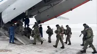 Pasukan terjun payung Rusia menaiki pesawat kargo militer untuk berangkat ke Kazakhstan di bandara Ivanovo (6/1/2022). Puluhan orang tewas dalam kerusuhan di Kazakhstan saat menyerbu gedung-gedung pemerintah. (AFP/Handout/Russian Defence Ministry)