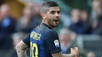 Gelandang Inter Milan, Ever Banega, merayakan gol yang dicetaknya ke gawang Atalanta. Banega juga berhasil mencetak hat-trick untuk La Beneamata, pria Argentina ini membobol gawang Atalanta pada menit ke-31, 34 dan 67. (AFP/Giuseppe Cacace)