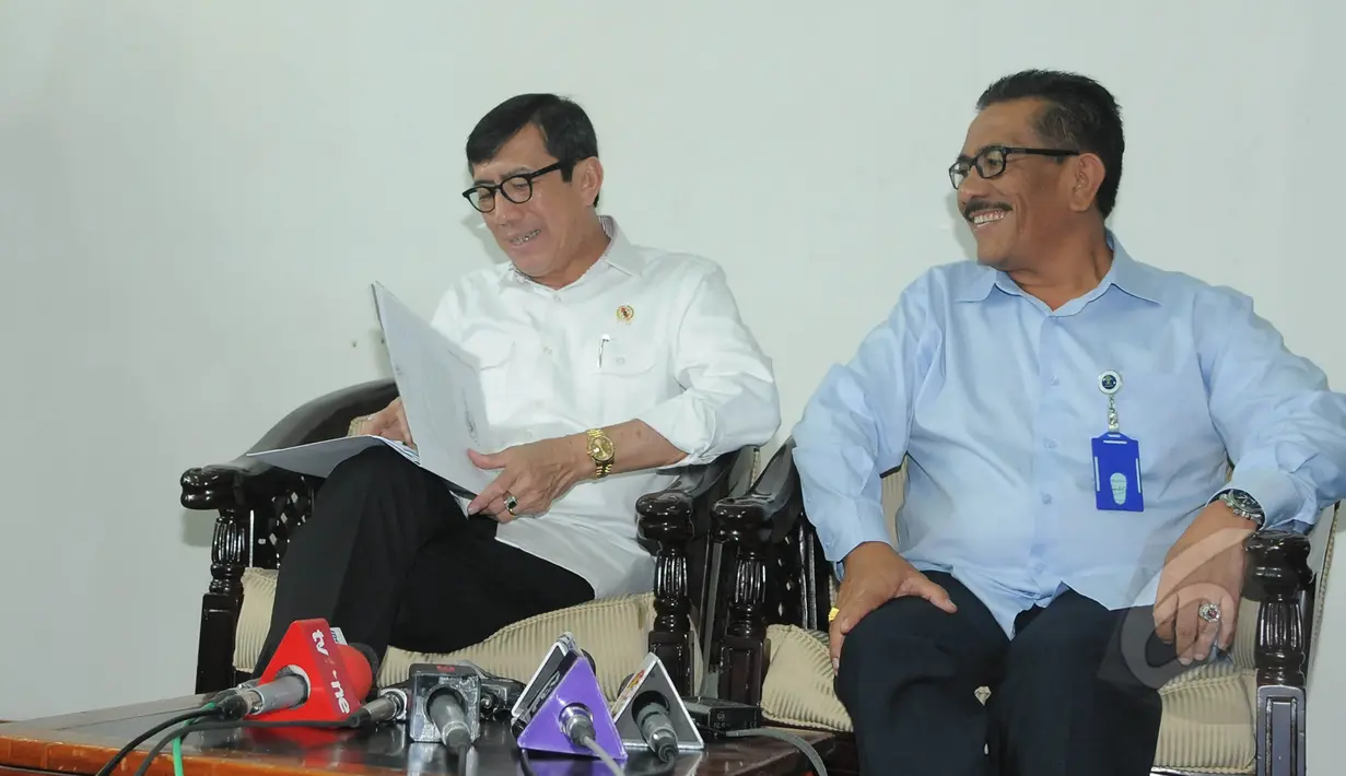 Menkumham Yasonna Laoly (kiri) saat menggelar jumpa pers di Kemenkumham, Jakarta, Selasa (10/3/2015). Kementerian Hukum dan HAM mengesahkan DPP Partai Golkar hasil Munas Ancol kubu Agung Laksono. (Liputan6.com/Herman Zakharia)