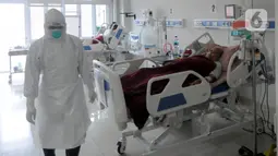 Paramedis saat merawat pasien COVID-19 di Ruang ICU RSUD Kota Bogor, Jawa Barat, Jumat (18/6/2021). Kepedulian paramedis terhadap pasien tetap mereka lakukan walau jumlah pasien COVID-19 terus bertambah. (merdeka.com/Arie Basuki)