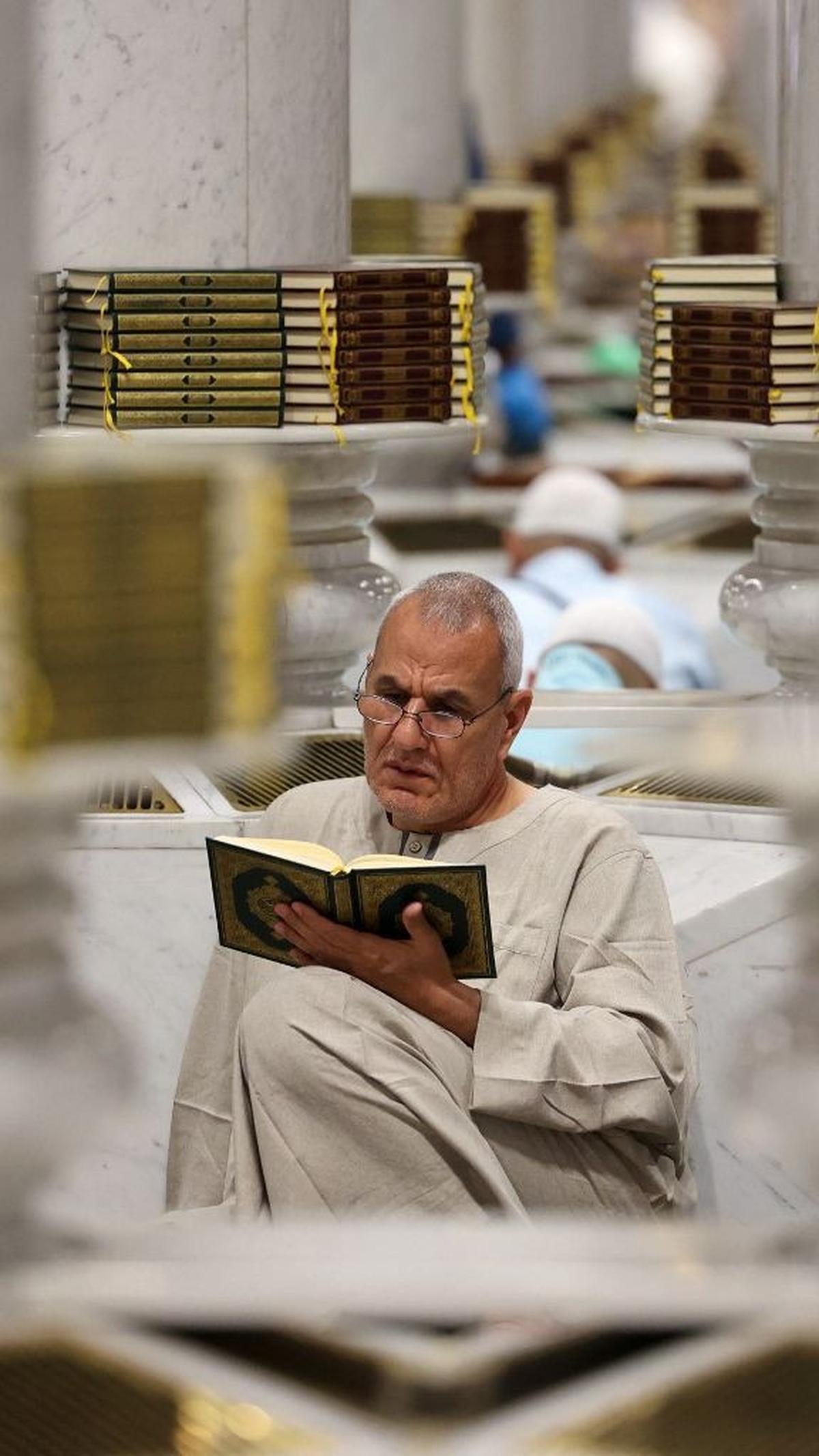 Dalam foto yang diperoleh AFP pada 4 April 2024 atau hari ke-24 Ramadan, sejumlah jemaah tampak sibuk memperbanyak ibadah di Masjid Nabawi.&nbsp;Abdel Ghani Bashir/AFP