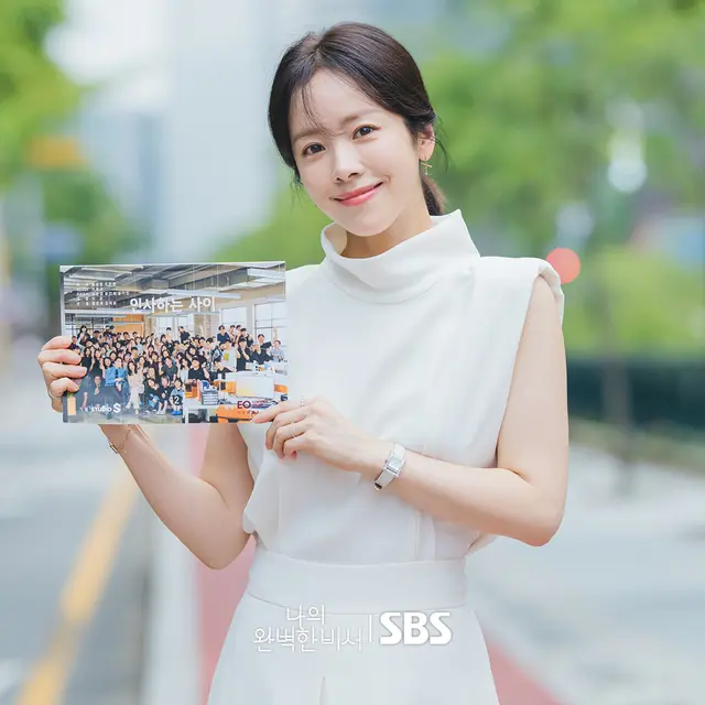 Han Ji Min di balik layar drakor Love Scout. (SBS via Soompi)