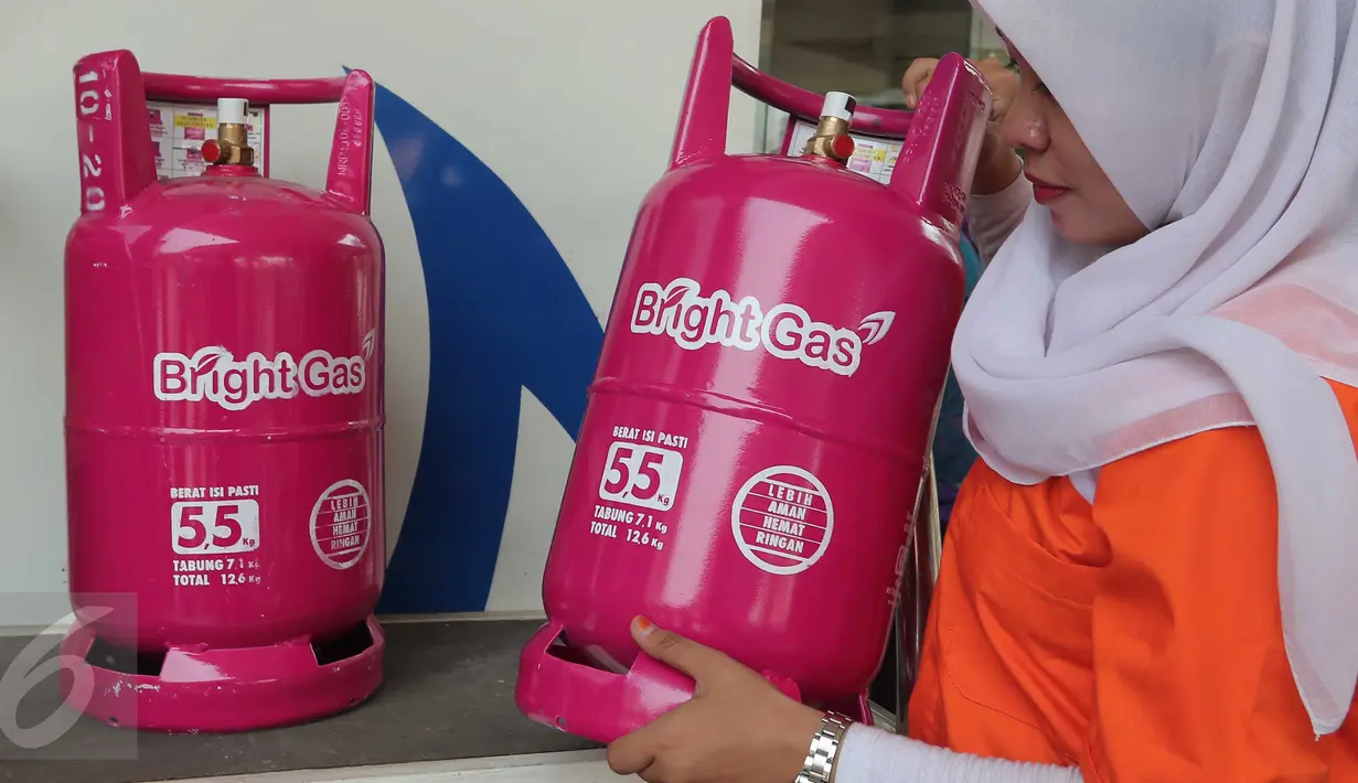 Petugas Bright Store mengenalkan tabung gas elpiji keluaran pertamina berwarna pink di SPBU Pertamina Abdul Muis, Jakarta,Senin (19/10/2015). Bright Gas 5,5kg tersebut menyasar konsumen keluarga muda untuk wilayah Jabodetabek. (Liputan6.com/Angga Yuniar)