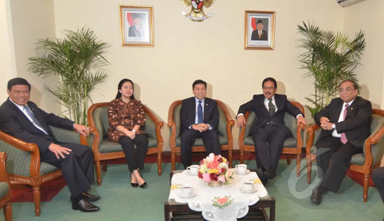Menko Polhukam Tedjo Edhy, Menko PMK Puan Maharani, Ketua DPR Setya Novanto, Menko Perekonomian Sofyan Djalil dan Menko Kemaritiman Indroyono berbincang sebelum rapat di Jakarta, Selasa (3/1). (Liputan6.com/Andrian M Tunay)