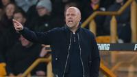 Manajer Liverpool, Arne Slot, memberi instruksi dari tepi lapangan saat menghadapi Wolverhampton Wanderers dalam pertandingan Liga Inggris di Molineux, Inggris, Rabu (4/3/2026) dini hari WIB. (AP Photo/Dave Shopland)