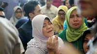 Keluarga korban jatuhnya pesawat Lion Air JT-610 rute Jakarta-Pangkalpinang berdoa saat berada di Bandara Pangkalpinang, Bangka Belitung, Senin (29/10). Mereka menanti kabar kondisi anggota keluarganya dari pihak maskapai dan pemerintah. (AP Photo)