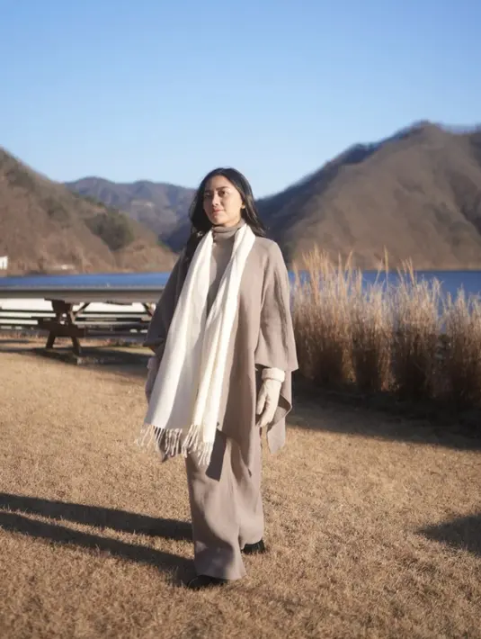 Adapun gaya fashion lainnya yang curi perhatian kala ia berpose dalam balutan outfit serba nuansa khaki yang tampak istimewa. [Foto: Instagram/ Rachel Vennya]