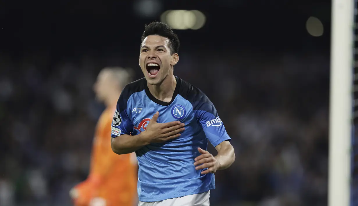 Penyerang Napoli, Hirving Lozano berselebrasi usai mencetak gol ke gawang Ajax pada pertandingan lanjutan grup A Liga Champions di stadion Diego Armando Maradona di Naples, Italia, Rabu, 12 Oktober 2022. Napoli menang telak atas Ajax 4-2. (Alessandro Garofalo/LaPresse via AP)