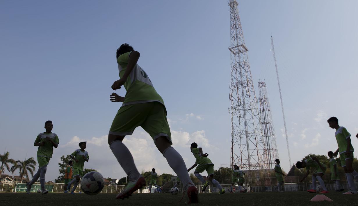 Pesepak bola muda berlatih bersama ASIFA di Malang, Jawa Timur. (Bola.com/Vitalis Yogi Trisna)