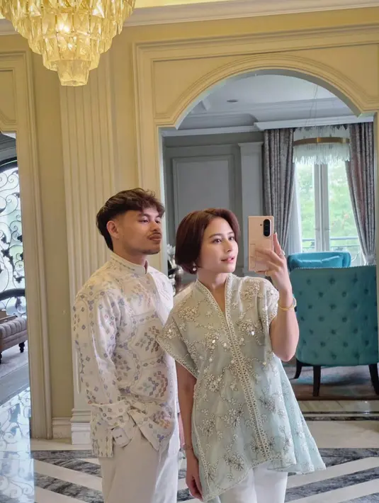 Prilly Latuconsina tampil manis dengan atasan catwing soft blue berpayet silver dan celana putih [@prillylatuconsina96]