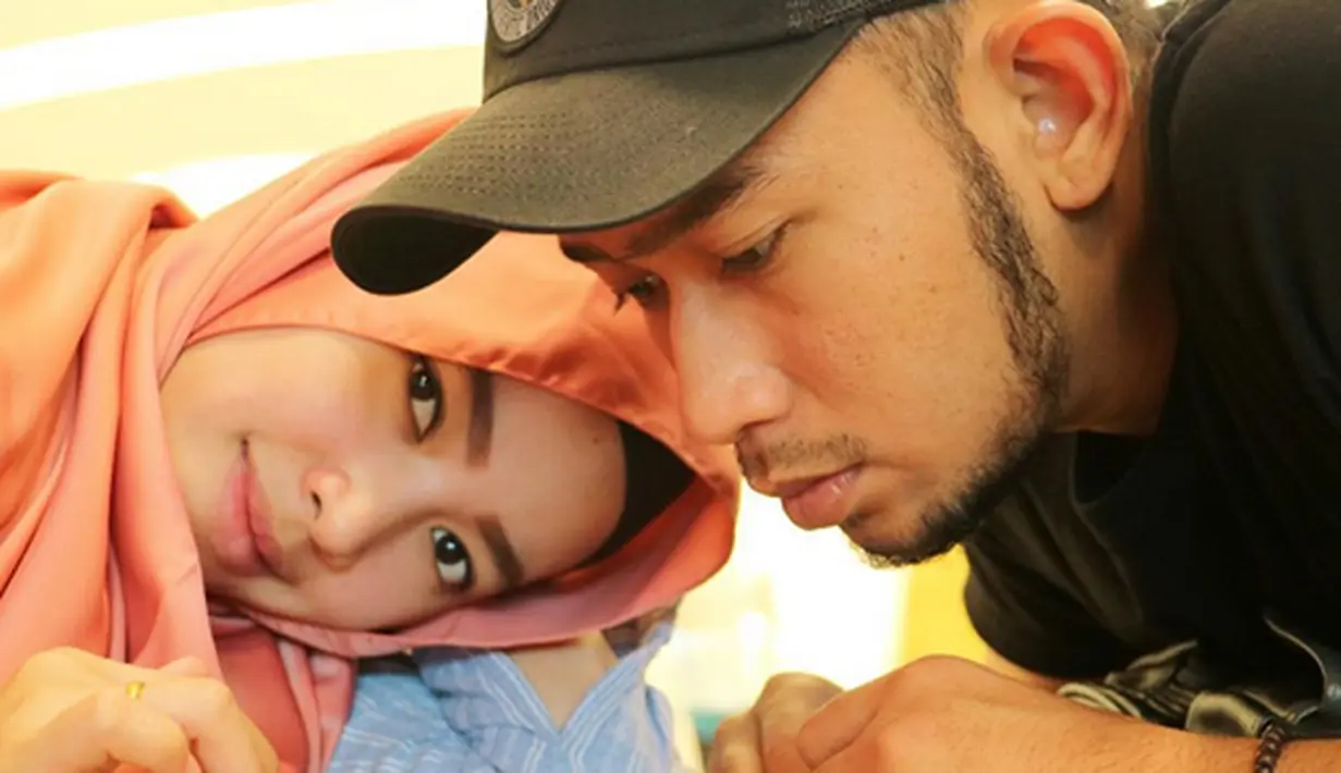 Akad nikah, resepsi Alfie Alfandy dan Fitri Arifin dilaksanakan di Palembang. Setelah itu, keduanya mengadakan resepsi kedua kalinya di Jakarta. Kalau pertama menggunakan adat Palembang, saat di Jakarta menggunakan busana nasional. (dok. Pribadi)