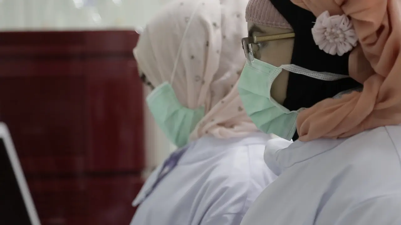 Ilustrasi Penggunaan Masker di Laboratorium