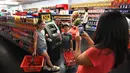 Anak-anak berpose dengan ATM pada instalasi seni berjudul 'Sparrow Mart Supermarket' di hotel The Standard, Los Angeles, 10 Agustus 2018. Sparrow Mart dilengkapi lemari rak, freezer dan bahkan ATM yang semuanya terbuat dari kain felt. (MARK RALSTON/AFP)