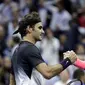 Roger Federer memberikan ucapan selamat kepada Juan Martin del Potro usai laga perempat final AS Terbuka 2017 di Arthur Ashe Stadium, New York,(6/9/2017). Federer kalah 5-7, 6-3, 6-7, 4-6.  (AP/Julio Cortez)