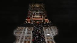 Otoritas Vatikan pada 25 April 2025 mengatakan lebih dari 128.000 orang telah datang memberikan penghormatan terakhir kepada Paus Fransiskus. (Tiziana FABI/AFP)
