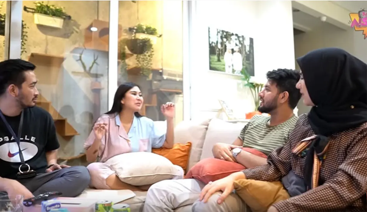 Syahnaz Sadiqah (Youtube/ Aish TV)