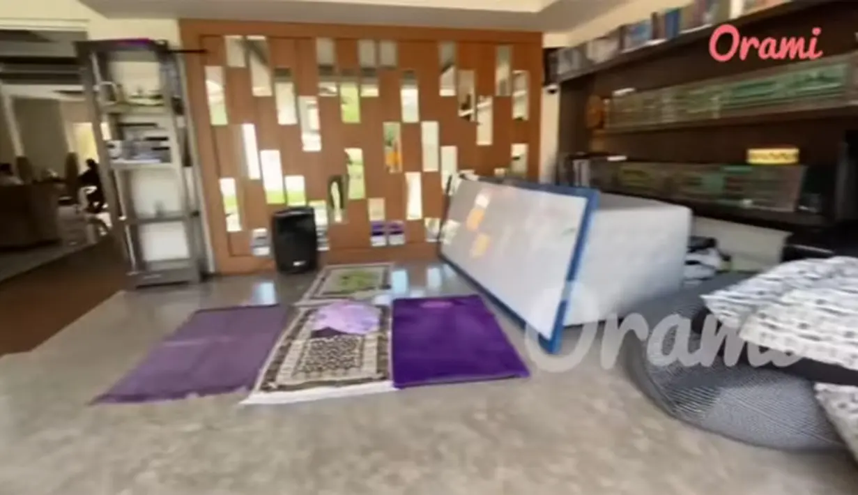 Rumah Ustaz Solmed dan Aprile Jasmin (Youtube/Orami Indonesia)