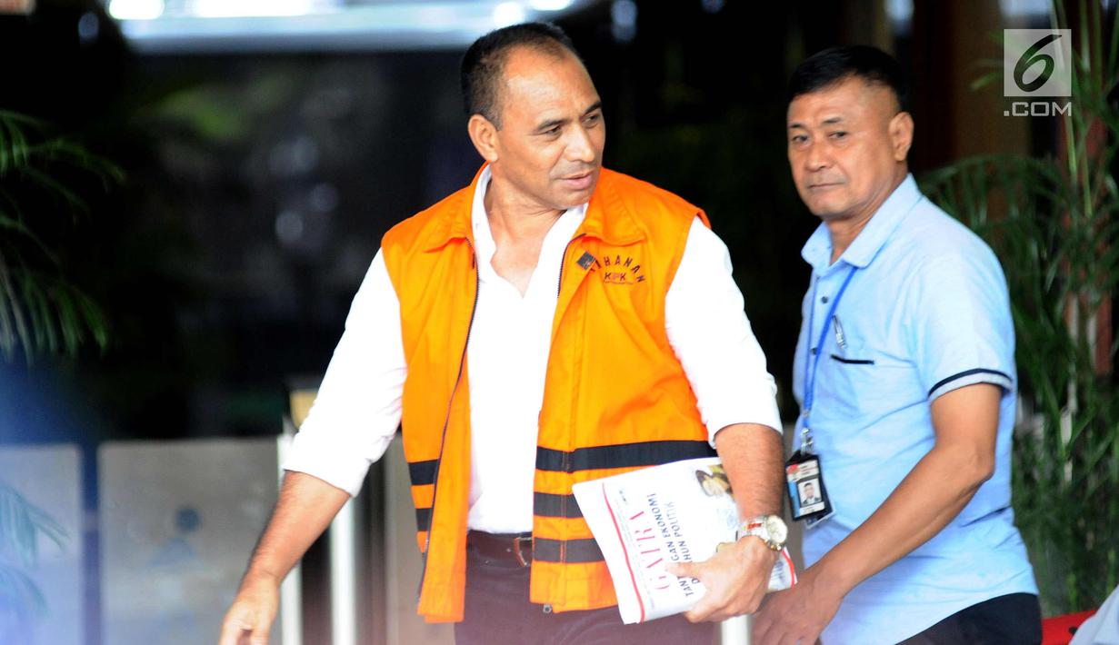 Bupati Kabupaten Ngada, Marianus Sae (kiri) bersiap meninggalkan gedung KPK usai menjalani pemeriksaan, Jakarta, Selasa (20/2). Ia diperiksa sebagai saksi dugaan suap proyek-proyek di Kabupaten Ngada. (Liputan6.com/Helmi Fithriansyah)