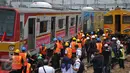 Petugas mengevakuasi gerbong kereta yang anjlok di jalur kereta api manggarai, Jakarta, Selasa (27/10/2015). Belum diketahui sebab Kereta anjlok tersebut. (Liputan6.com/Gempur M Surya). (Liputan6.com/Gempur M Surya)